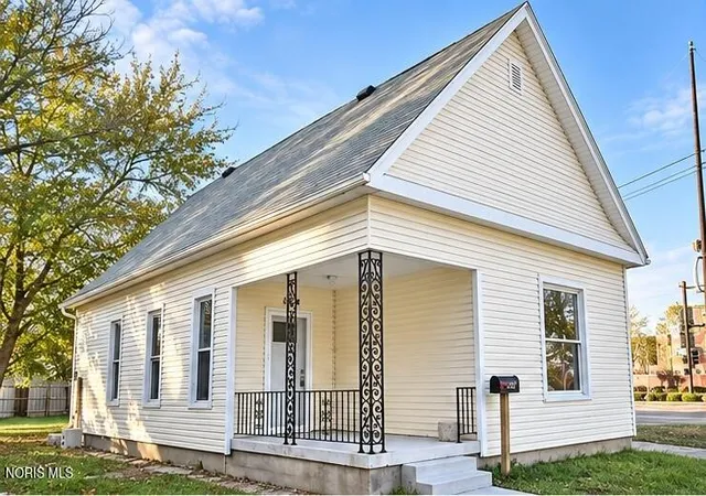 Photo 1 of Single family home for sale at 824 Berry St, Toledo, OH 43605 | MLS# 10014807 | Listing updated on 2026-10-22