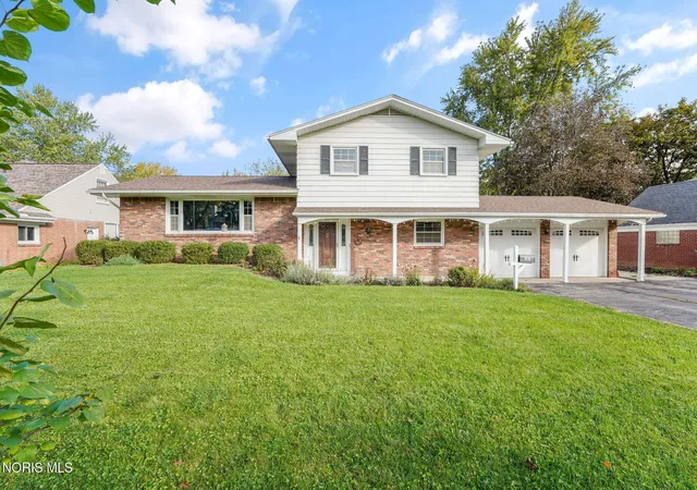 Single family home for sale at 909 W Wayne St, Maumee, OH 43537 | MLS# 10014833