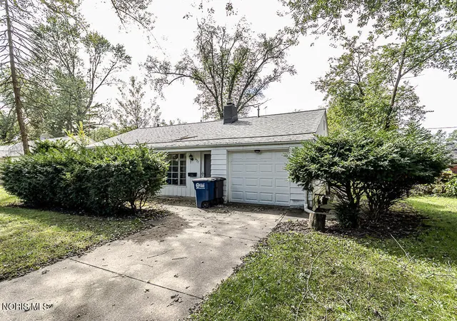 Photo 1 of Sale Pending at 1927 Grecourt Dr, Toledo, OH 43615 | MLS# 10015001 | Listing updated on 2026-10-26