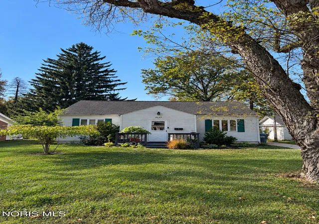 Single family home for sale at 2137 Harlan Rd, Toledo, OH 43615 | MLS# 10015318