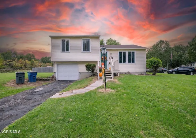 Single family home for sale at 1956 Northgrove Pl, Toledo, OH 43611 | MLS# 10014909