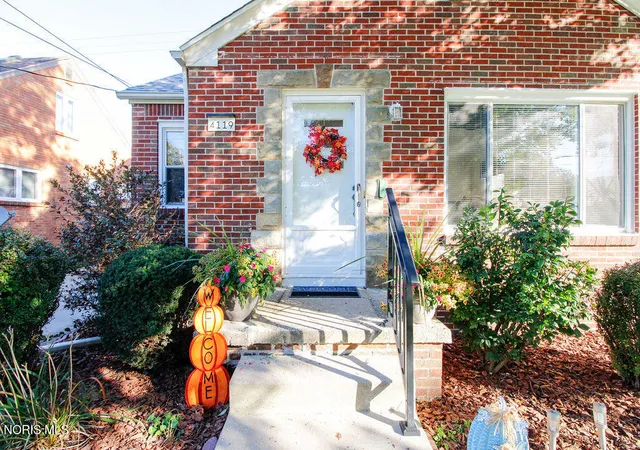 Single family home for sale at 4119 S Detroit Ave, Toledo, OH 43614 | MLS# 10014938