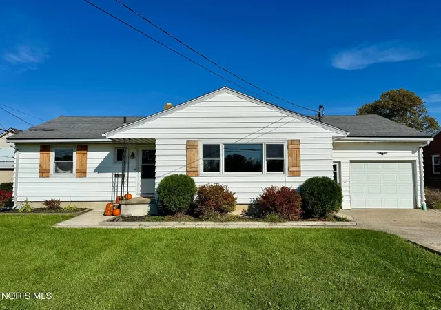 Single family home for sale at 405 E Union St, Walbridge, OH 43465 | MLS# 10014971