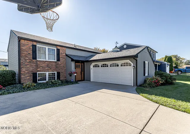 Single family home for sale at 2618 Coveview Dr, Toledo, OH 43611 | MLS# 10015075