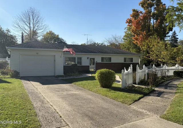 Single family home for sale at 964 Lones Dr, Perrysburg, OH 43551 | MLS# 10015153