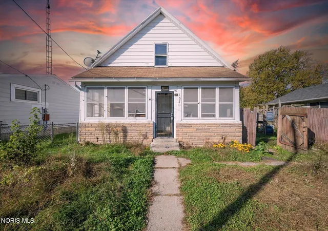 Single family home for sale at 1530 Remington St, Toledo, OH 43605 | MLS# 10015216