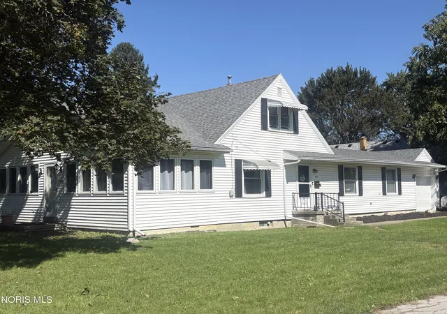 Single family home for sale at 804 Fairview Ave, Bowling Green, OH 43402 | MLS# 10015231