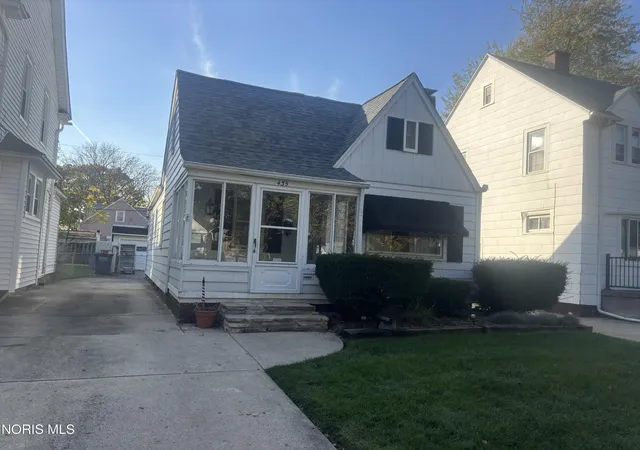Single family home for sale at 4435 Walker Ave, Toledo, OH 43612 | MLS# 10015262