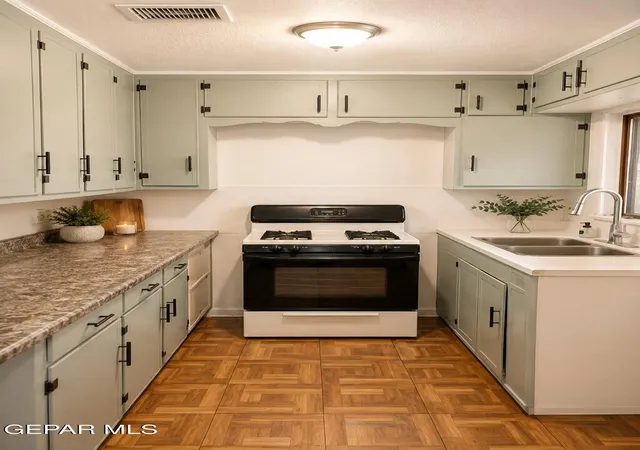 Photo 3 of Sale Pending at 408 Barcelona Dr, El Paso, TX 79905 | MLS# 939097 | Listing updated on 2026-09-18
