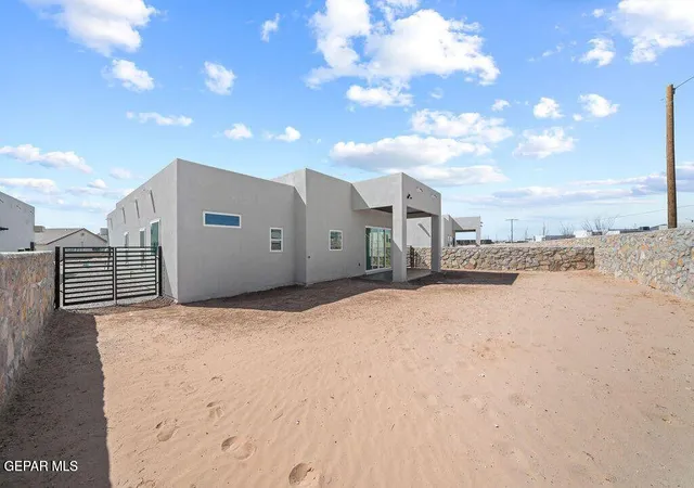 Photo 3 of Sale Pending at 613 Paseo Campanero St, Horizon City, TX 79928 | MLS# 935166 | Listing updated on 2026-09-01