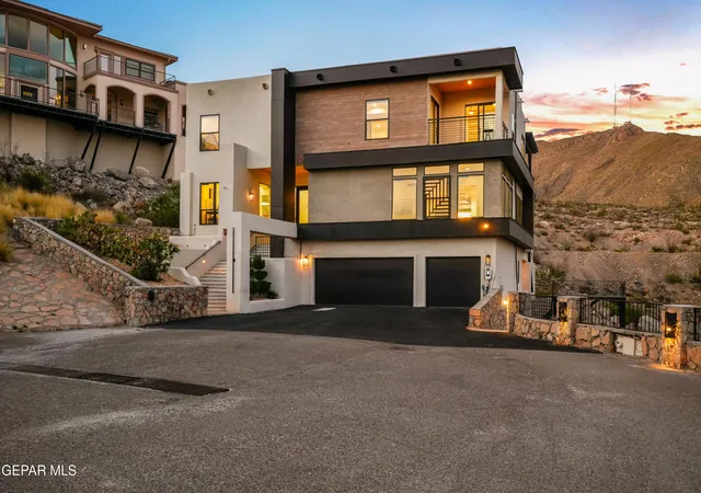 Photo 2 of Single family home for sale at 10 Bronze Crst Ln, El Paso, TX 79902 | MLS# 942374 | Listing updated on 2026-09-17