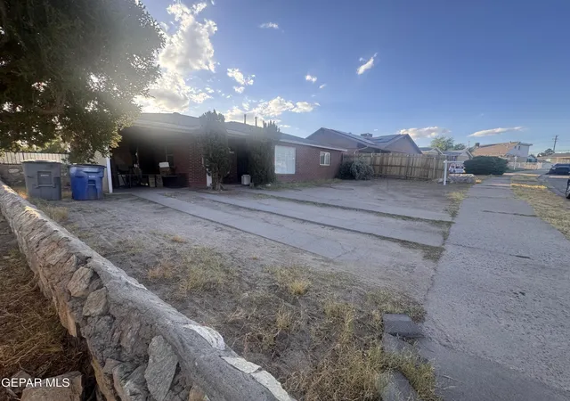 Photo 3 of Single family home for sale at 907 Brazil Pl, El Paso, TX 79903 | MLS# 944612 | Listing updated on 2026-07-22
