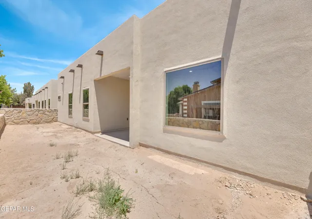2nd image of 871 Country Clb Rd, El Paso, TX 79932