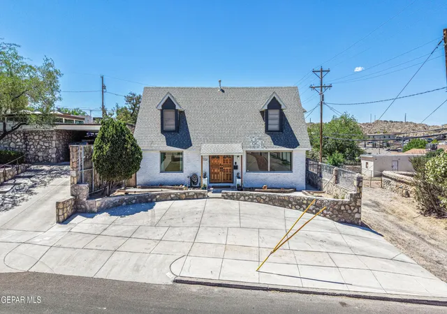 Photo 2 of Single family home for sale at 704 Mckelligon Dr, El Paso, TX 79902 | MLS# 945386 | Listing updated on 2026-09-20