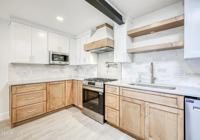 Photo 3 of Single family home for sale at 704 Mckelligon Dr, El Paso, TX 79902 | MLS# 945386 | Listing updated on 2026-09-20