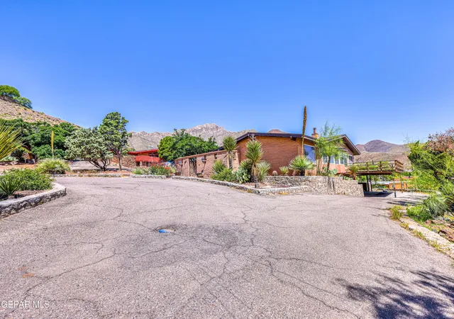 Photo 3 of Sale Pending at 2825 Titanic Ave, El Paso, TX 79904 | MLS# 945554 | Listing updated on 2026-06-27