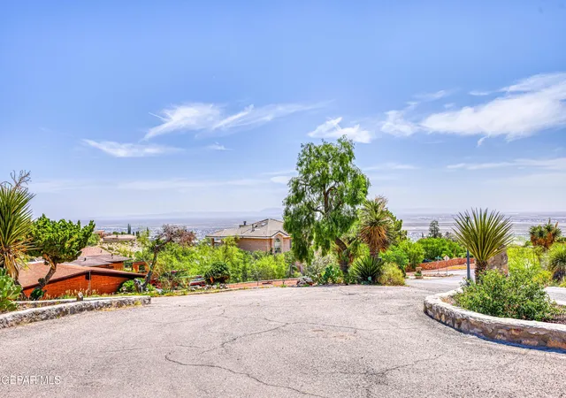 Photo 4 of Sale Pending at 2825 Titanic Ave, El Paso, TX 79904 | MLS# 945554 | Listing updated on 2026-06-27