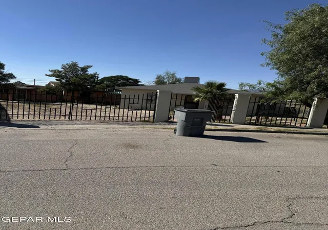Single family home for sale at 447 Chesak Cir, El Paso, TX 79905 | MLS# 945958