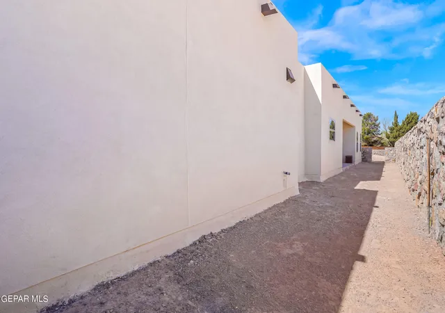 2nd image of 871 Country Clb Rd, El Paso, TX 79932