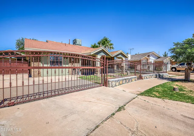 Photo 3 of Sale Pending at 9724 Staubach Dr, El Paso, TX 79927 | MLS# 946810 | Listing updated on 2026-09-20