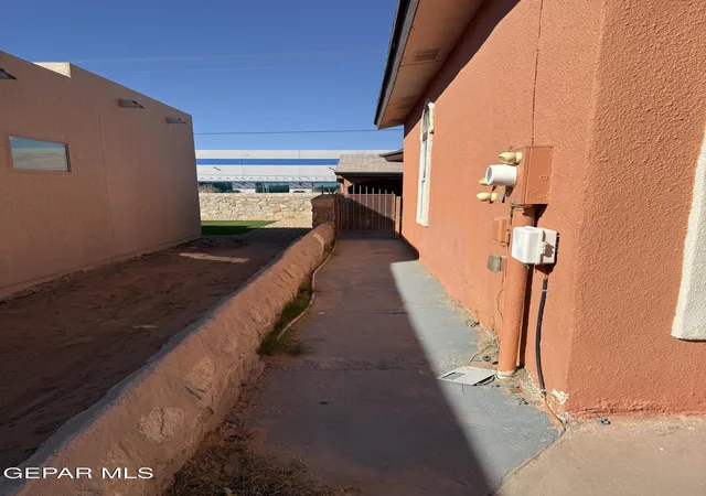 Photo 3 of Sale Pending at 9813 La Morenita Cir, El Paso, TX 79927 | MLS# 947420 | Listing updated on 2026-09-04