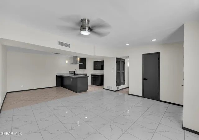 Listing Photo 5 - Condo for sale in building located at 10440 Hodges Cir, El Paso, TX 79924