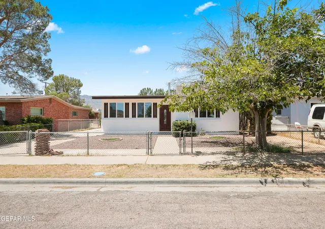 Photo 3 of Single family home for sale at 8401 Mount Baldy Dr, El Paso, TX 79904 | MLS# 948320 | Listing updated on 2026-07-27
