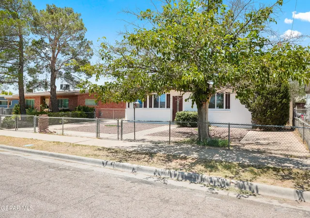 Photo 4 of Single family home for sale at 8401 Mount Baldy Dr, El Paso, TX 79904 | MLS# 948320 | Listing updated on 2026-07-27