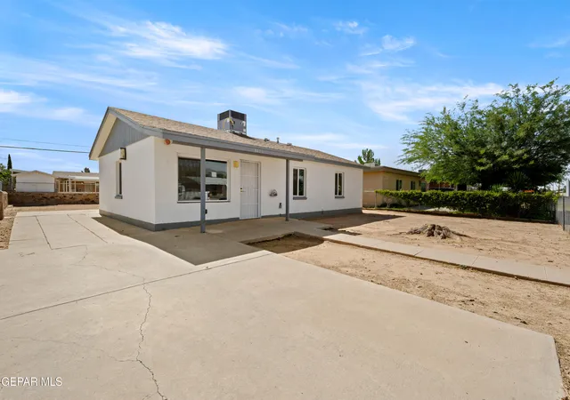 Photo 3 of Single family home for sale at 8404 Mount Whitney Dr, El Paso, TX 79904 | MLS# 948549 | Listing updated on 2026-10-06