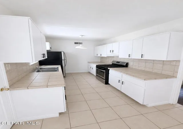 Photo 4 of Single family home for sale at 113 Oriole Way, El Paso, TX 79915 | MLS# 949056 | Listing updated on 2026-09-25