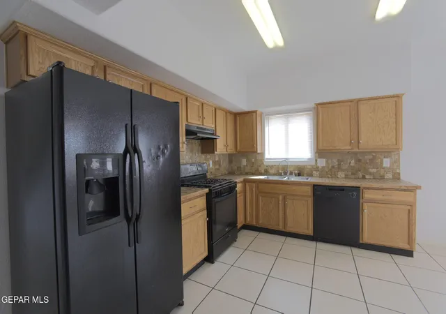 Photo 4 of Sale Pending at 3912 Stargazer Ct, El Paso, TX 79904 | MLS# 948796 | Listing updated on 2026-10-08