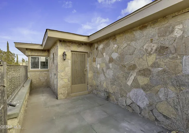 Photo 3 of Single family home for sale at 2500 Hawley Cir, El Paso, TX 79903 | MLS# 948750 | Listing updated on 2026-10-01