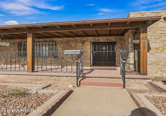 Photo 4 of Single family home for sale at 835 Sierra St, El Paso, TX 79903 | MLS# 948814 | Listing updated on 2026-09-05