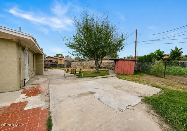Photo 3 of Single family home for sale at 305 Mccune Rd, El Paso, TX 79915 | MLS# 949287 | Listing updated on 2026-09-17