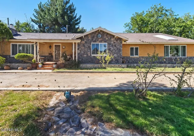 3rd image of 810 Fairway Cir, El Paso, TX 79922 | MLS# 949548