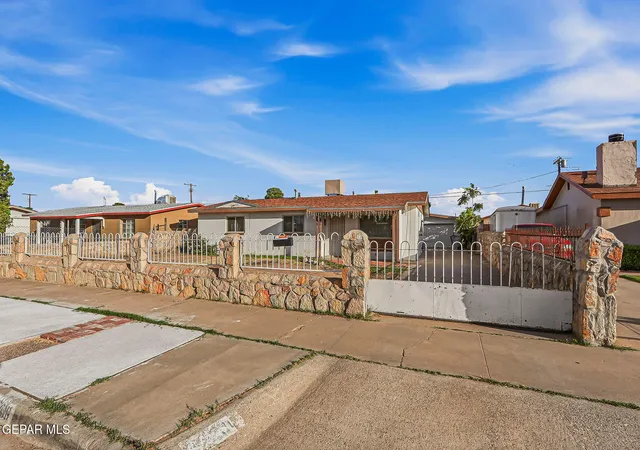 Photo 2 of Single family home for sale at 4736 Chisos Ln, El Paso, TX 79904 | MLS# 949654 | Listing updated on 2026-08-31