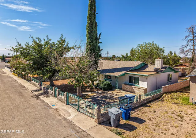 Photo 3 of Single family home for sale at 8328 Courtland Dr, El Paso, TX 79907 | MLS# 949615 | Listing updated on 2026-09-15