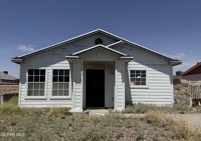 Photo 2 of Sale Pending at 11933 Kings Crest Dr, El Paso, TX 79936 | MLS# 950123 | Listing updated on 2026-09-11