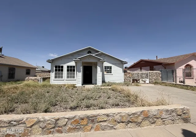 Photo 3 of Sale Pending at 11933 Kings Crest Dr, El Paso, TX 79936 | MLS# 950123 | Listing updated on 2026-09-11