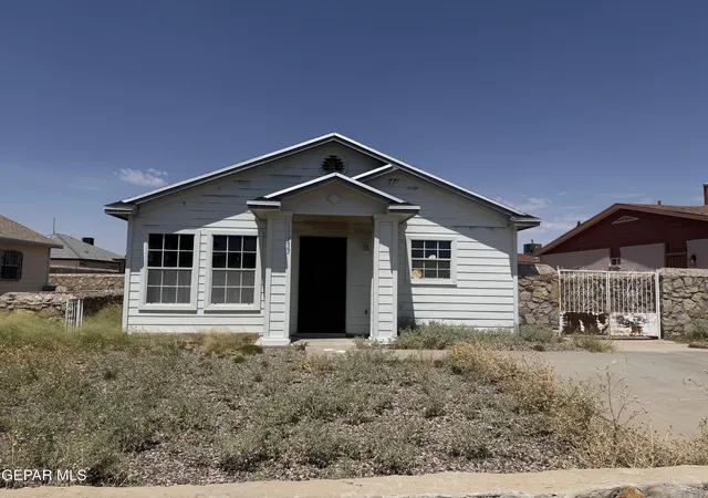 Photo 3 of Sale Pending at 11933 Kings Crest Dr, El Paso, TX 79936 | MLS# 950123 | Listing updated on 2026-09-11