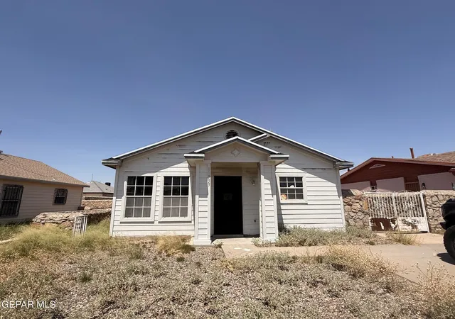 Photo 4 of Sale Pending at 11933 Kings Crest Dr, El Paso, TX 79936 | MLS# 950123 | Listing updated on 2026-09-11