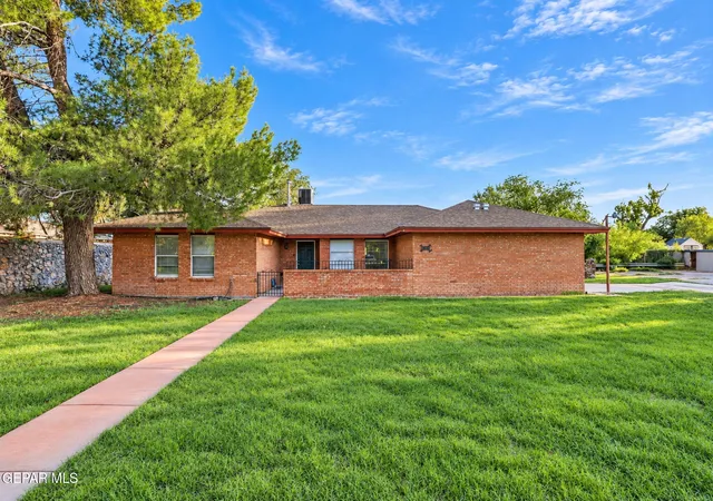Photo 1 of Single family home for sale at 220 Serrania Dr, El Paso, TX 79932 | MLS# 952195 | Listing updated on 2026-10-29