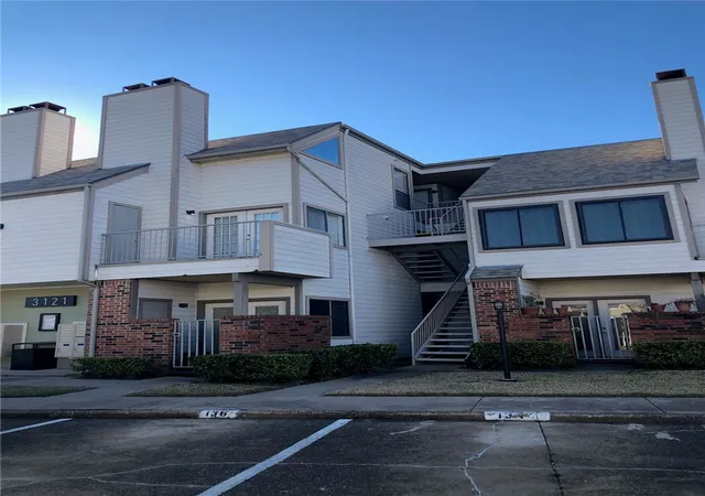 Condo for sale at 3121 Sondra Dr #e108, Fort Worth, TX 76107 | MLS# 13997317 | Listing updated on 2022-04-07