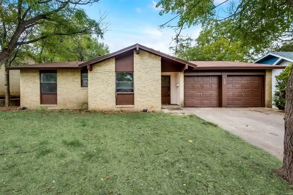 Photo 1 of Sale Pending at 703 Johns Dr, Euless, TX 76039 | MLS# 20155591 | Listing updated on 2024-09-30