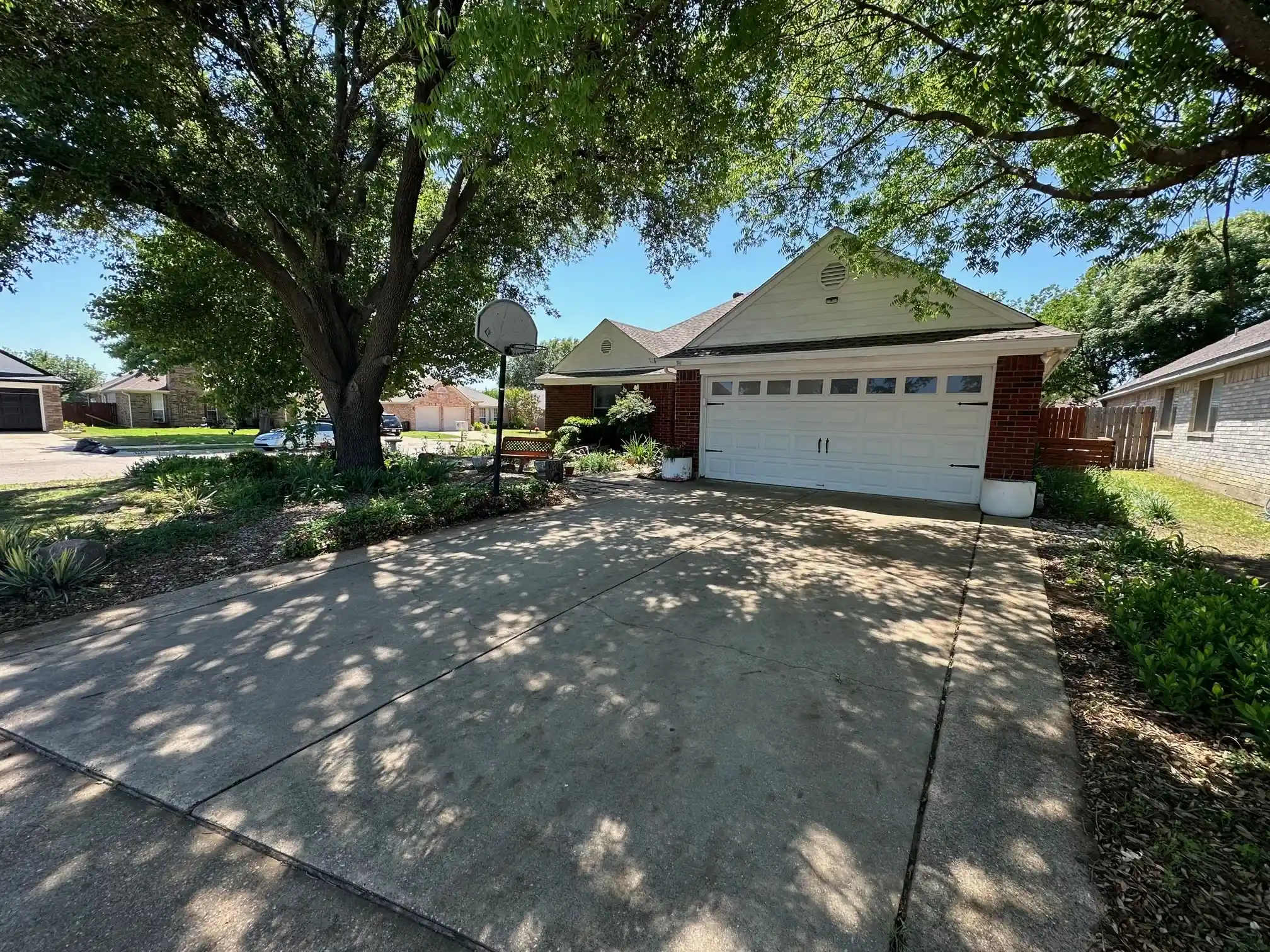 Photo 1 of Sale Pending at 1216 Princeton Pl, Euless, TX 76040 | MLS# 20352916 | Listing updated on 2024-09-30