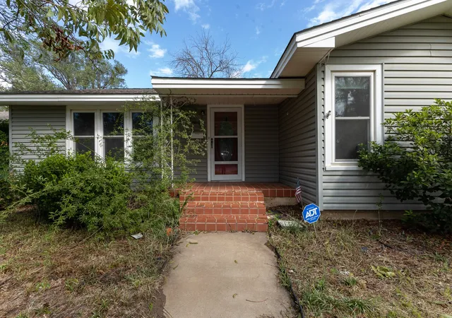 Photo 2 of Single family home for sale at 2010 4th St, Brownwood, TX 76801 | MLS# 20470850 | Listing updated on 2026-08-17