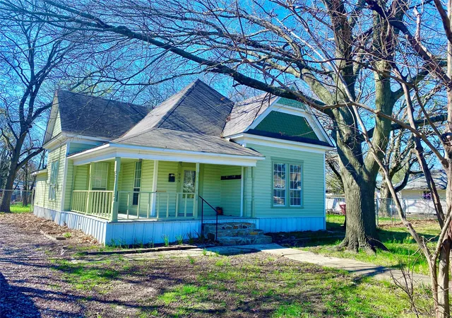 Photo 1 of Single family home for sale at 909 W 10th St, Bonham, TX 75418 | MLS# 20557640 | Listing updated on 2026-10-05