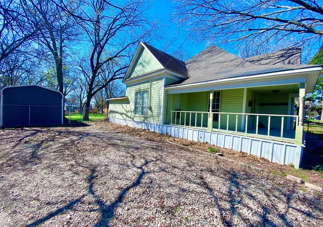 Photo 2 of Single family home for sale at 909 W 10th St, Bonham, TX 75418 | MLS# 20557640 | Listing updated on 2026-10-05