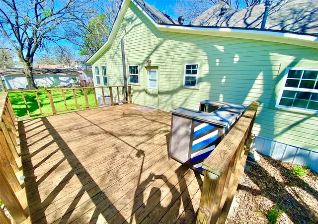 Photo 3 of Single family home for sale at 909 W 10Th St, Bonham, TX 75418 | MLS# 20557640 | Listing updated on 2026-10-05