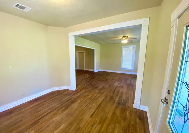 Photo 4 of Single family home for sale at 909 W 10Th St, Bonham, TX 75418 | MLS# 20557640 | Listing updated on 2026-10-05
